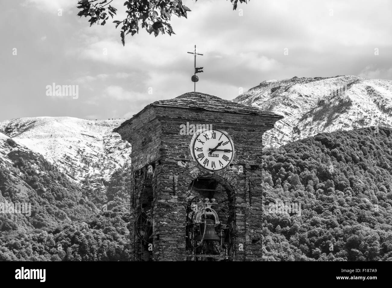 Viste dal percorso attraverso le montagne sul lato opposto del Lago Maggiore a Locarno, via Indemini e Alpe de Neggia. Foto Stock