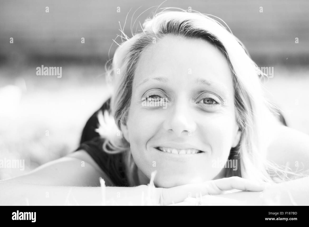 Ritratto di una giovane donna bionda con grandi occhi blu Foto Stock