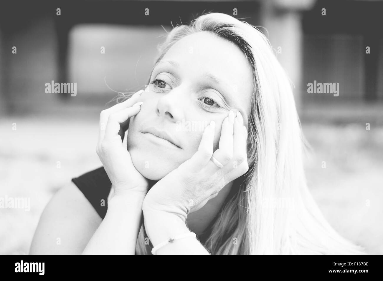 Ritratto di una giovane donna bionda con grandi occhi blu Foto Stock