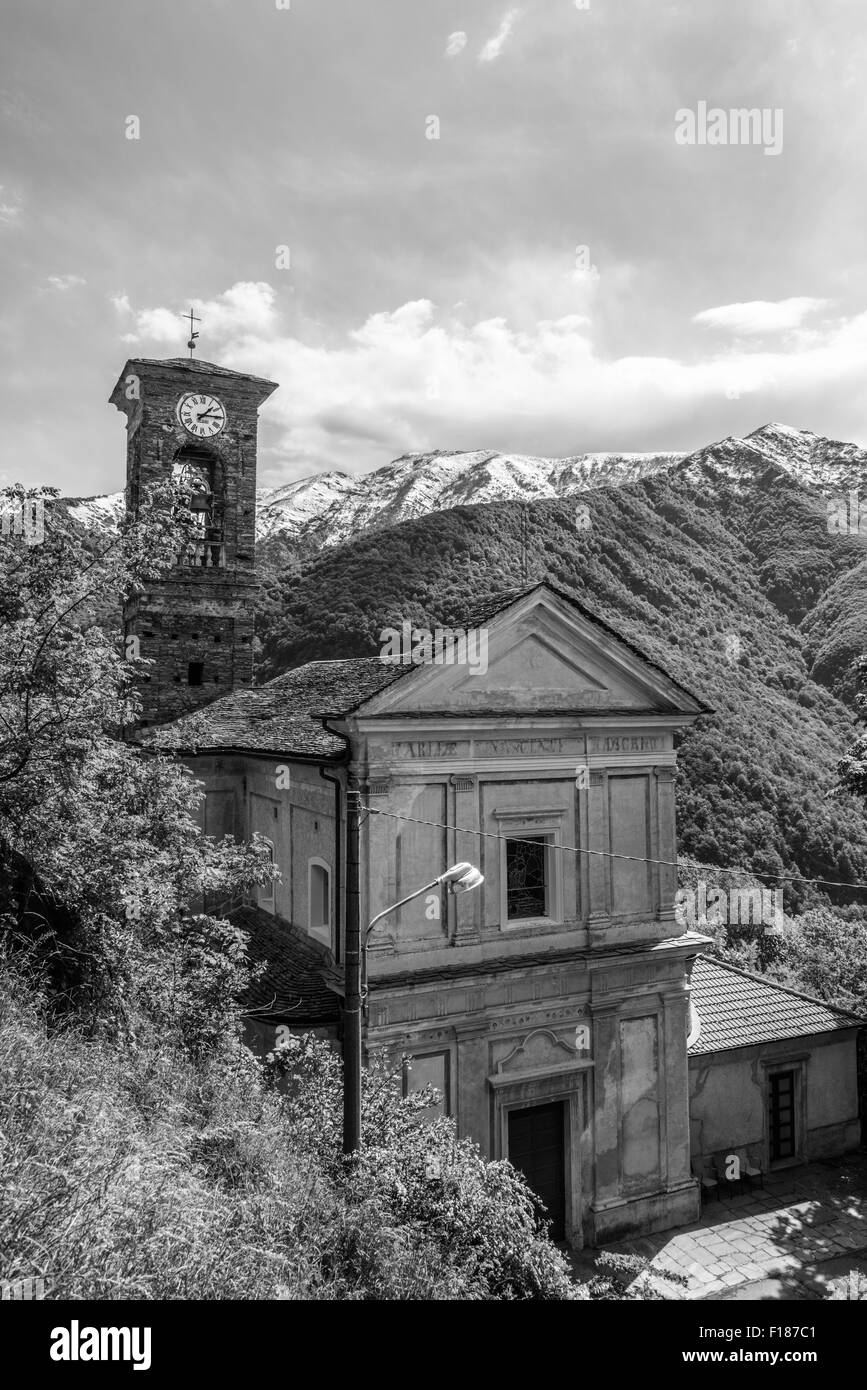 Viste dal percorso attraverso le montagne sul lato opposto del Lago Maggiore a Locarno, via Indemini e Alpe de Neggia. Foto Stock