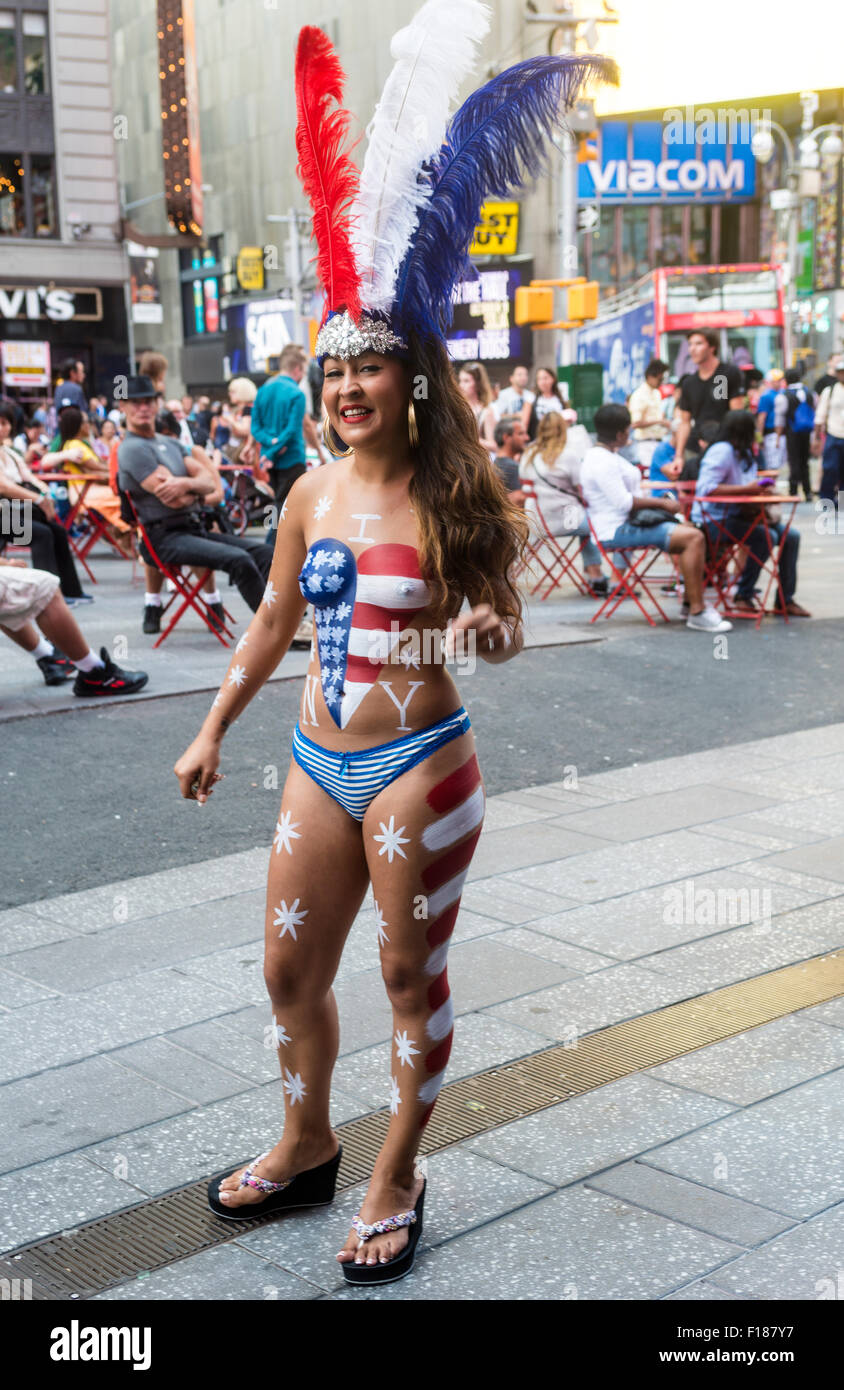 New York, NY 29 agosto 2015 Desnudos in Times Square - donne in topless con  verniciatura scocca, offerta di posare con i turisti per le foto in cambio  di una punta. Sindaco