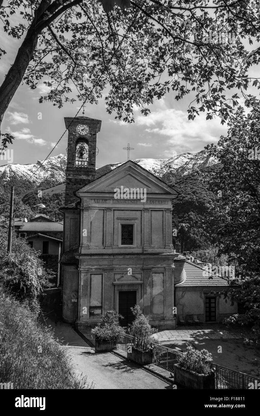 Viste dal percorso attraverso le montagne sul lato opposto del Lago Maggiore a Locarno, via Indemini e Alpe de Neggia. Foto Stock