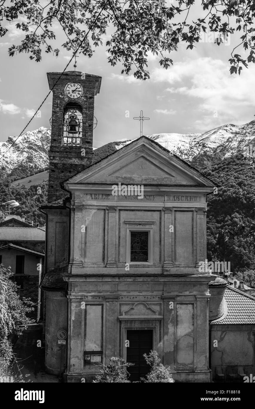 Viste dal percorso attraverso le montagne sul lato opposto del Lago Maggiore a Locarno, via Indemini e Alpe de Neggia. Foto Stock