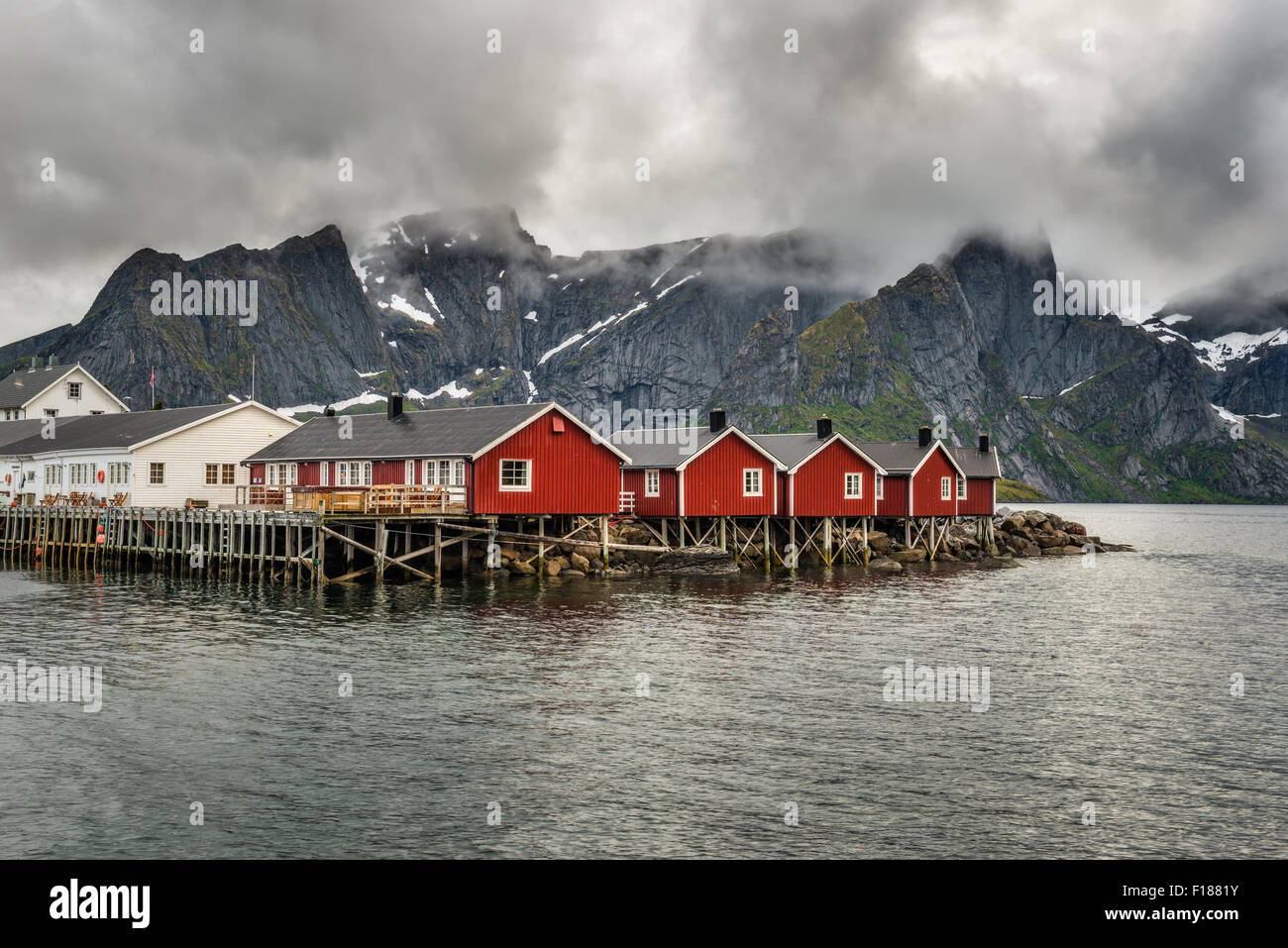 Pesca rosso cabine denominate Rorbu nella città di Hamnoy sulle isole Lofoten in Norvegia Foto Stock