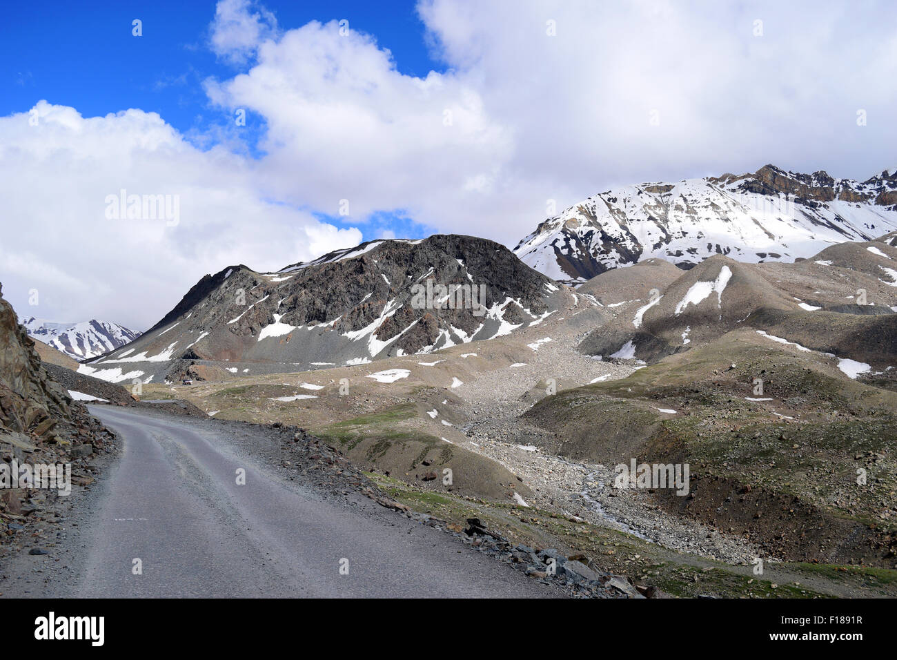Rohtang pass road Himalaya Montagne in Manali a Leh Ladakh autostrada Kullu Valley e Spiti valli di Himachal Pradesh India Foto Stock