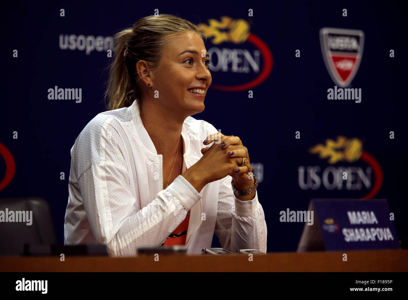 New York, Stati Uniti d'America. Il 29 agosto, 2015. Numero tre semi di Maria Sharapova parla con i giornalisti nel corso di una conferenza stampa presso la Billie Jean King USTA National Tennis Center a Flushing Meadows, New York Sabato, Agosto 29th, 2015. Sharapova ha annunciato domenica che ella fosse ritirato dal torneo a causa di un infortunio alla gamba. Credito: Adam Stoltman/Alamy Live News Foto Stock