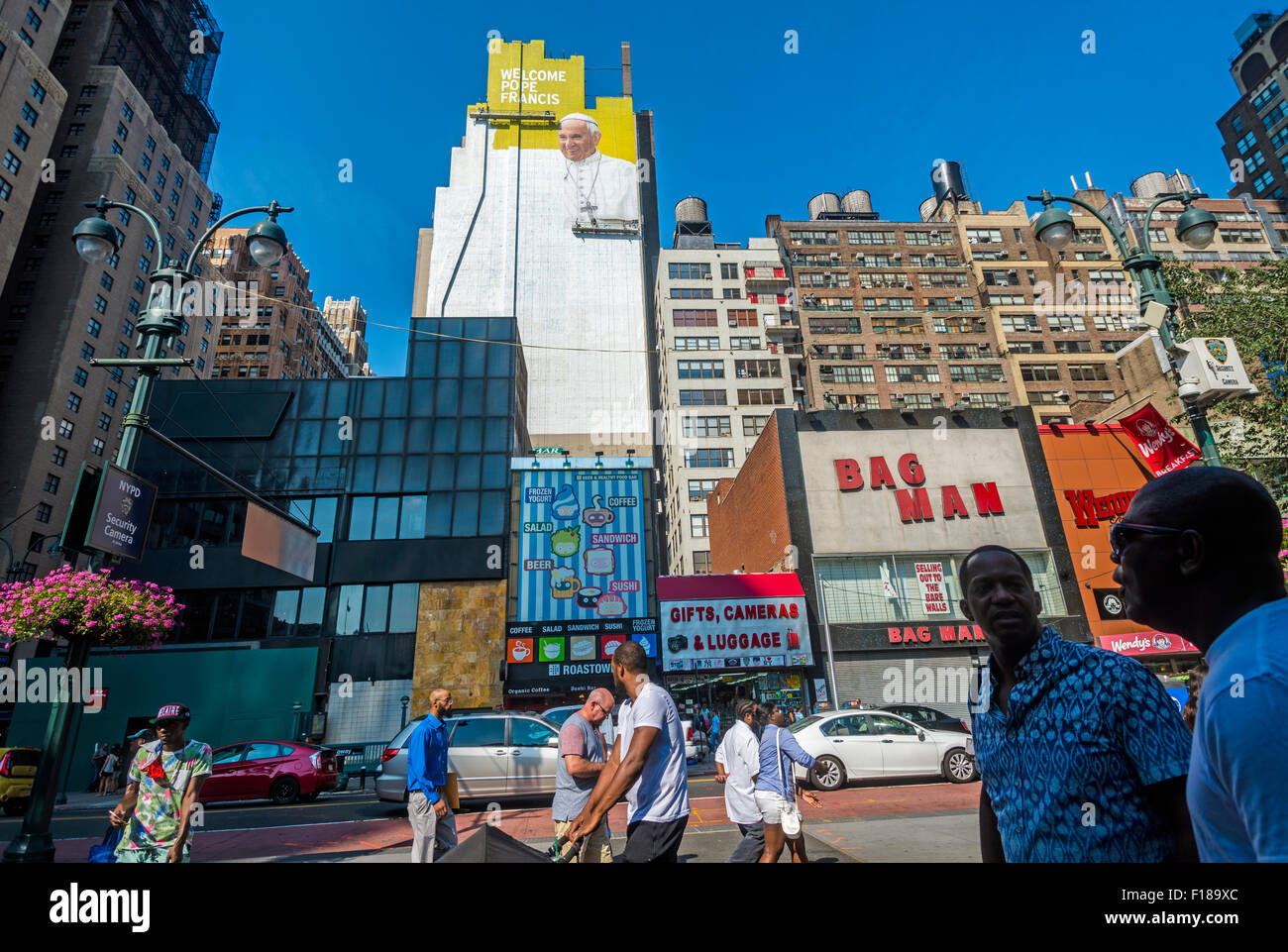 New York, Stati Uniti d'America. 29 Agosto, 2015. Un murale di Papa Francesco emerge in Midtown come la città si prepara per la visita del Papa in settembre. Il digital signage è uno spazio di circa 225 metri e alta 93 metri, secondo Lamar pubblicità esterna, che ha affittato la parete e venduto uno spazio pubblicitario su di esso per molti anni. I pittori si aspettano di utilizzare circa 100 galloni di pittura murale che resteranno in vigore per sei settimane di credito: Stacy Rosenstock Walsh/Alamy Live News Foto Stock