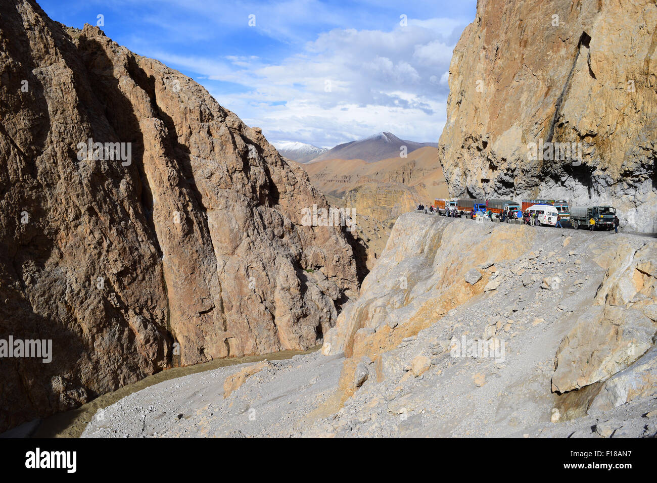 La congestione del traffico in Himalaya Mountain Road modi in Leh ladakh autostrada dovuta al Land di far scorrere le strade pericolose nel Kashmir India Foto Stock