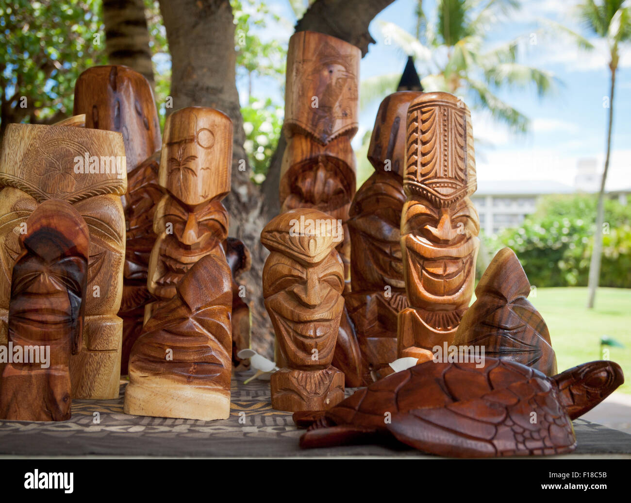 Scolpito a mano in legno sculture tiki, totem, e le statue di artista Hailame il lavaka. Costa di Kohala, Hawaii. Foto Stock