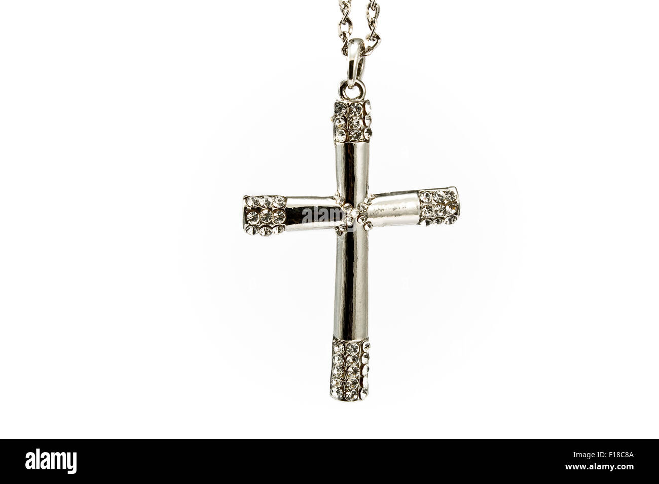 Argento croce cristiana con piccoli diamanti isolato su bianco Foto Stock