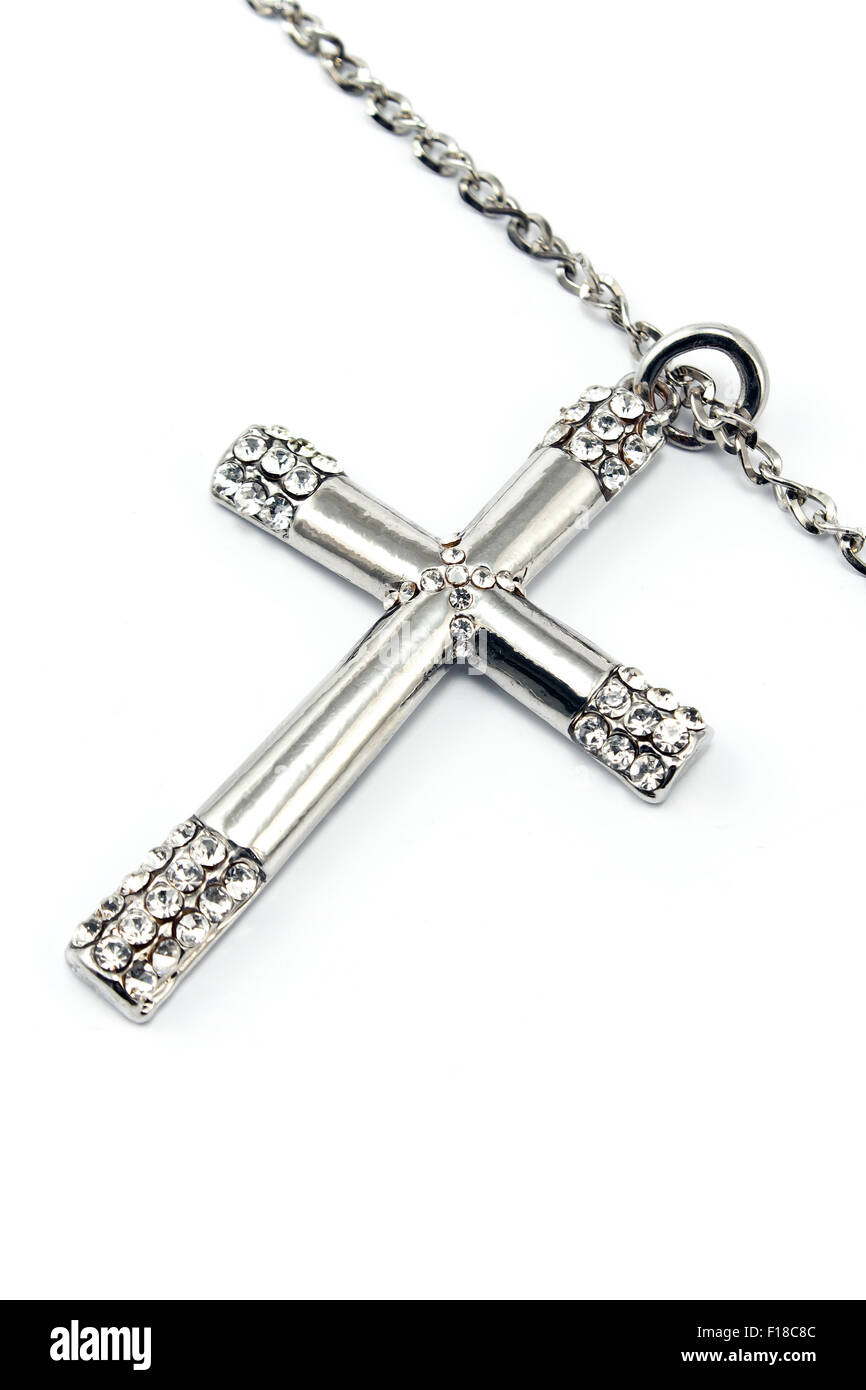 Argento croce cristiana con piccoli diamanti isolato su bianco Foto Stock