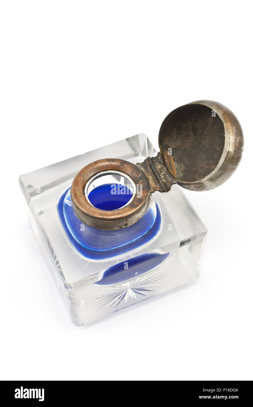 Cristallo di antiquariato inkwell con inchiostro blu isolato su bianco Foto Stock