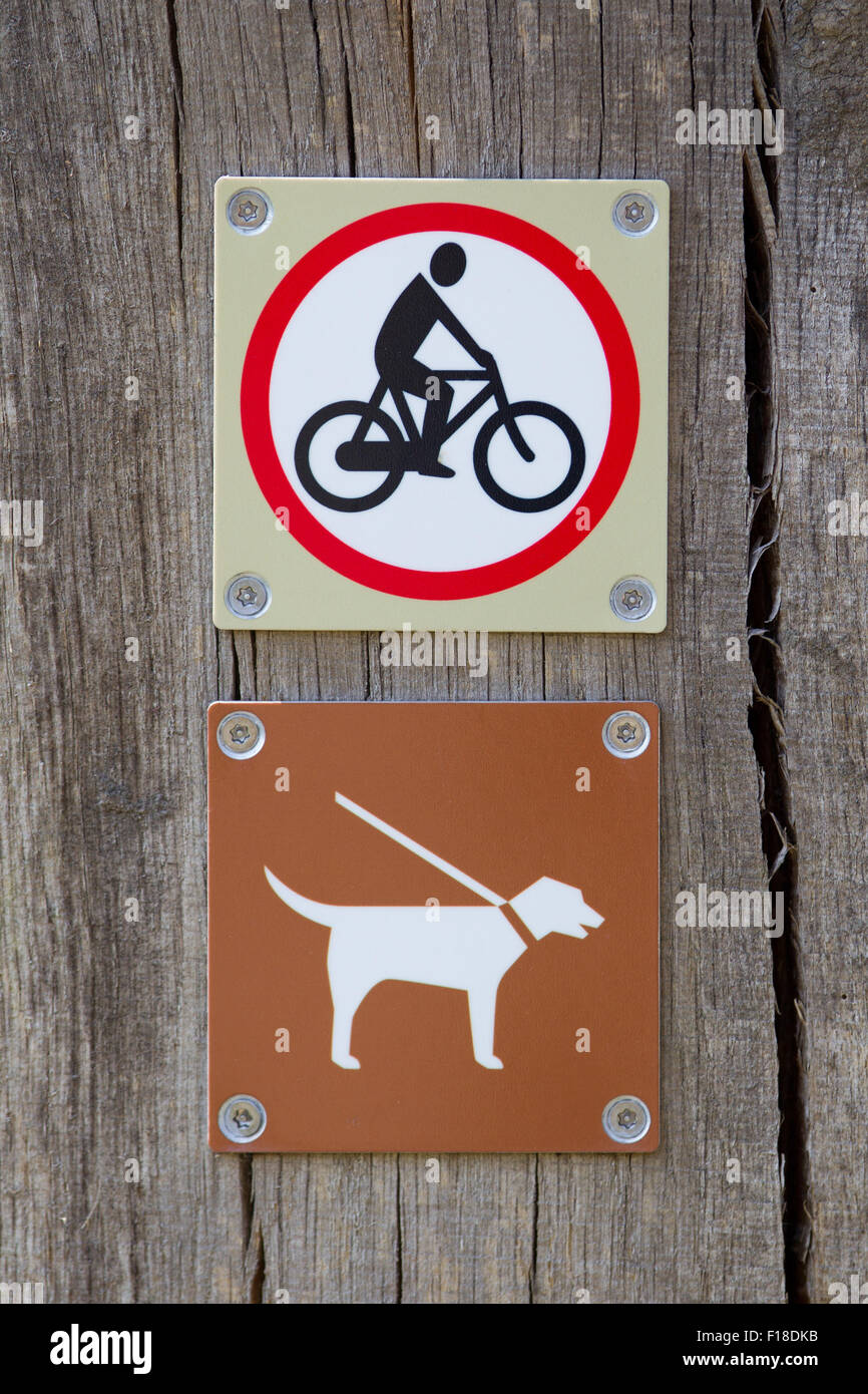 Vietato per un ciclo di un cane al guinzaglio segno Foto Stock