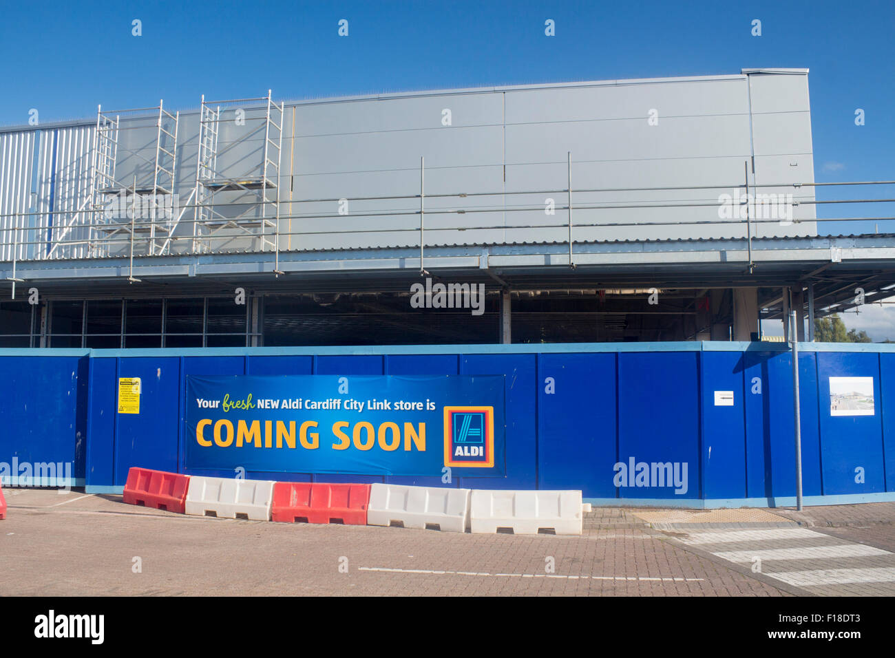 Nuova apertura Aldi presto segno in cantiere City Link retail park Cardiff Wales UK Foto Stock