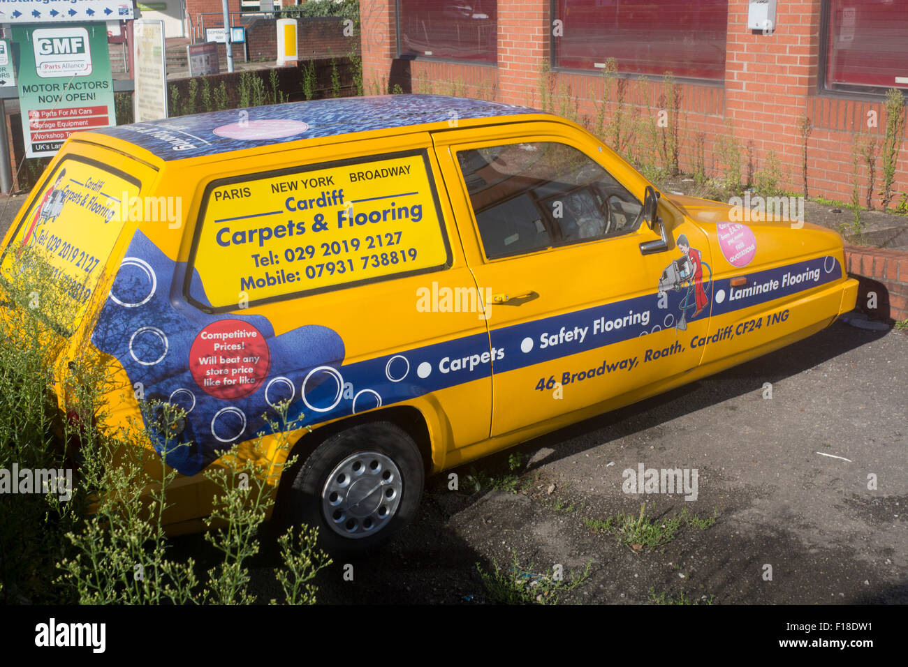 Giallo Reliant Robin 3 ruota van un omaggio per il trottatore Independent Trading uno nella commedia TV soltanto gli sciocchi e cavalli Foto Stock