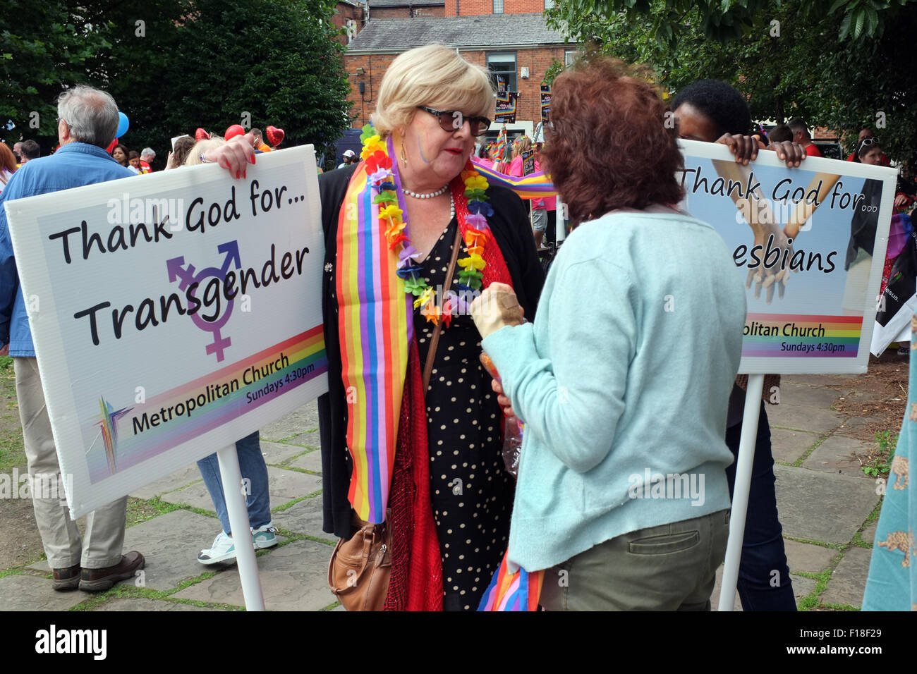 LGBT, gay, lesbiche, transgenderismo & bisessuale le persone che si preparano per il Manchester Pride 2015 Grande sfilata attraverso il centro della città Foto Stock