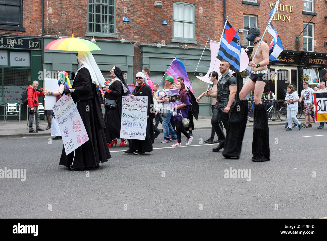 LGBT, gay, lesbiche, transgenderismo & bisessuale le persone che si preparano per il Manchester Pride 2015 Grande sfilata attraverso il centro della città Foto Stock