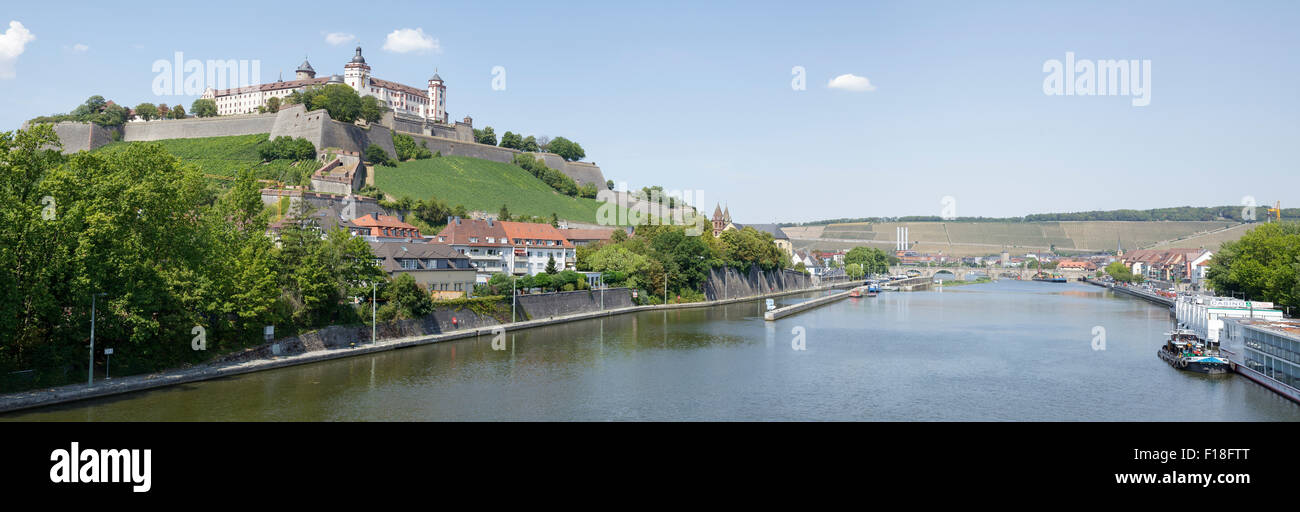 Il Festung Marienberg fortezza e il fiume principale da Ludwigsbrücke, Würzburg, Baviera, Germania Foto Stock