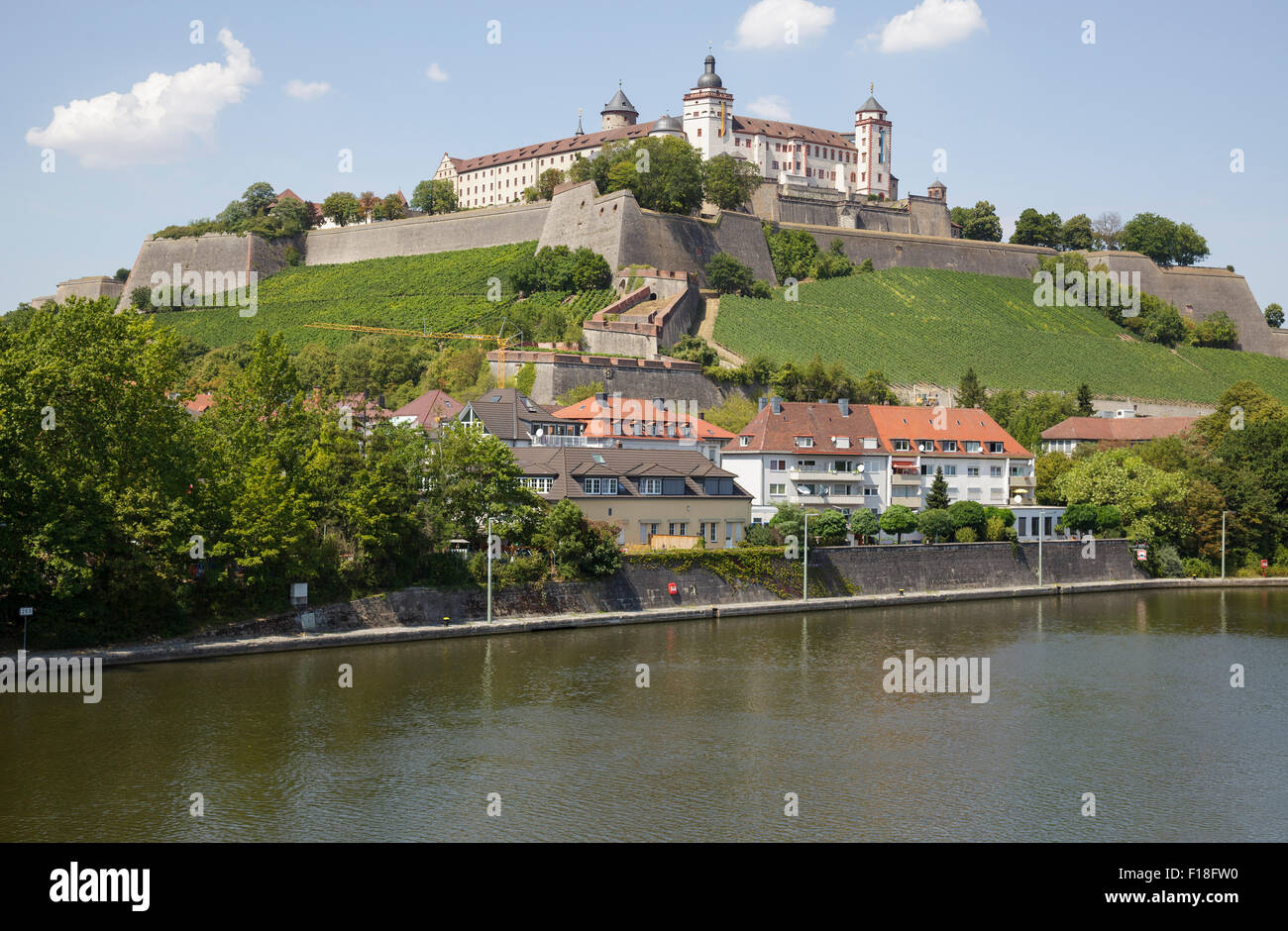 Il Festung Marienberg fortezza e il fiume principale da Ludwigsbrücke, Würzburg, Baviera, Germania Foto Stock