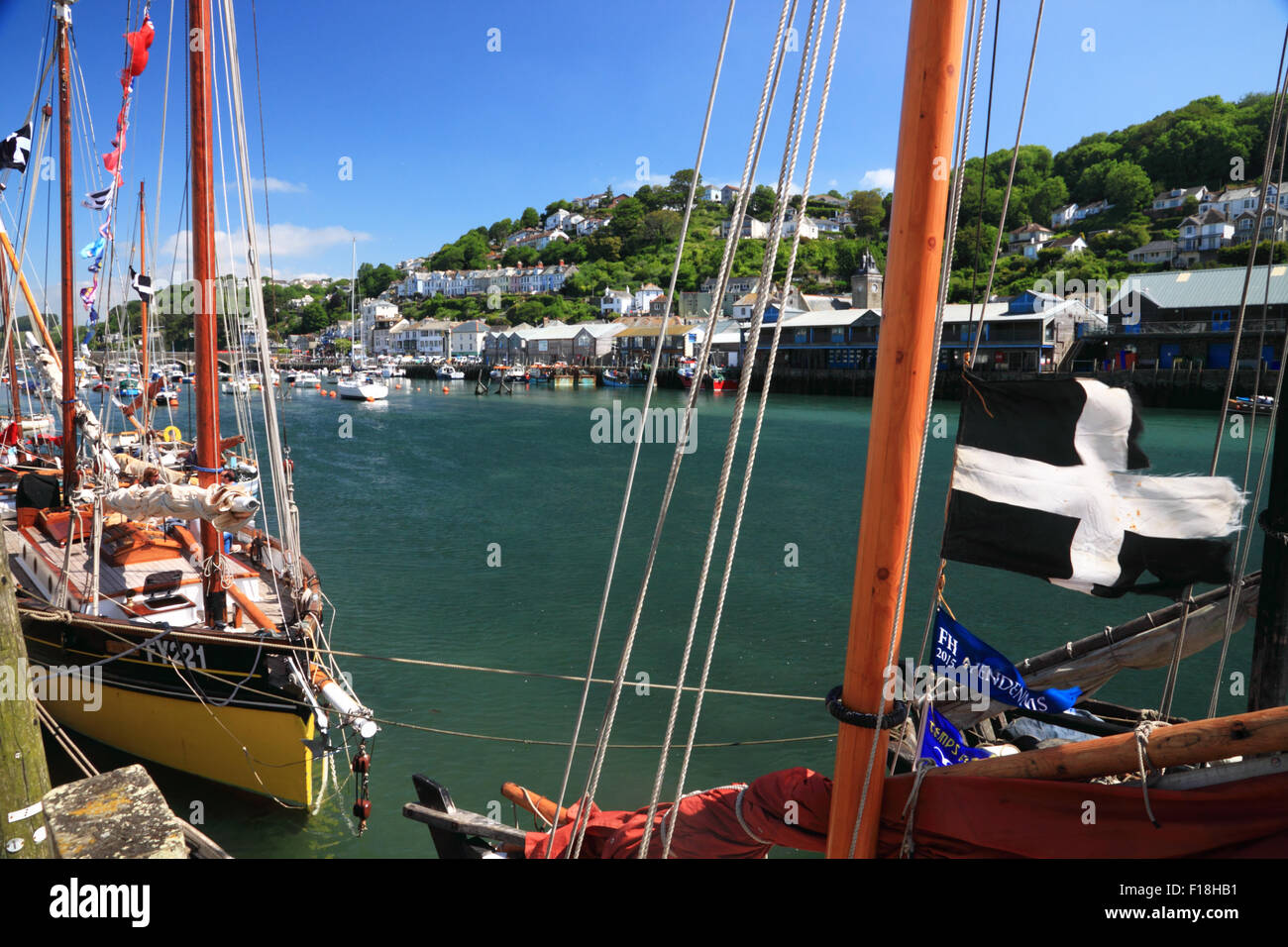 Un vestito di stracci bandiera della Cornovaglia vola da un trabaccolo ormeggiato a Looe, Cornwall. Foto Stock