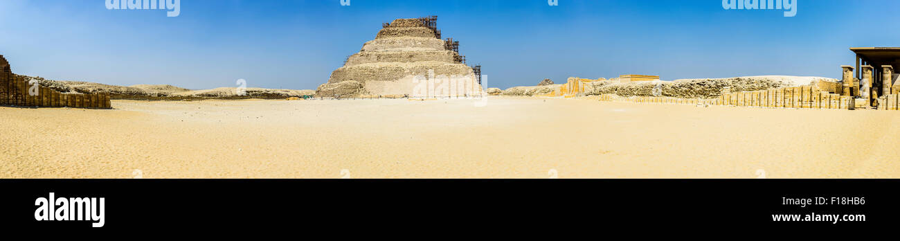 Una vista panoramica di Djoser piramide, Saqqara, Egitto Foto Stock