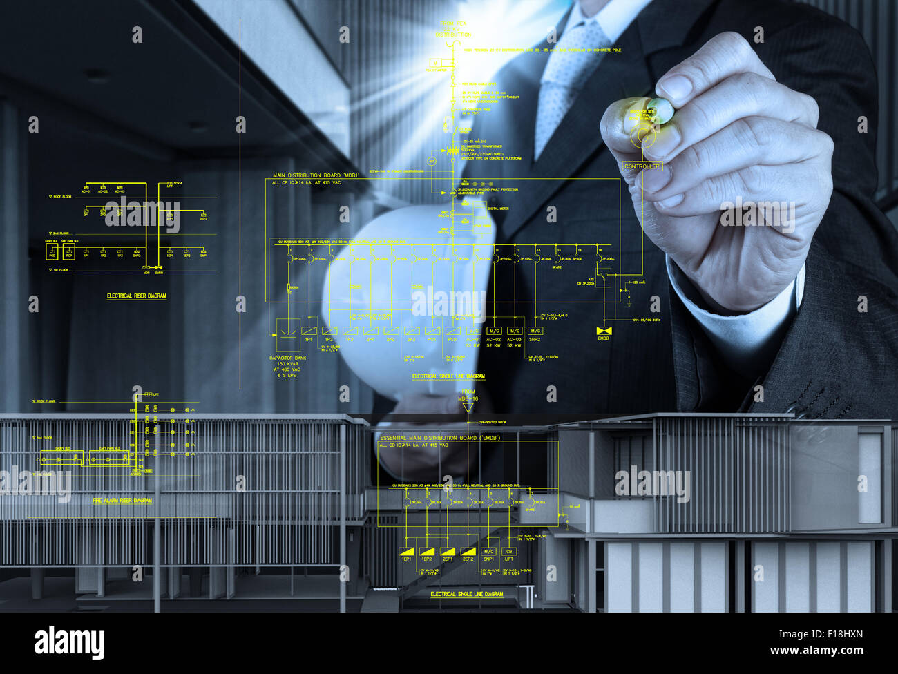 Engineer disegna un sistema elettronico di linea singola e allarme antincendio riser schema Foto Stock