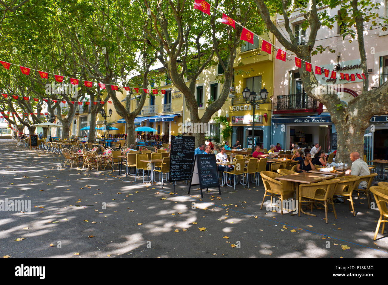 Dalla piazza della città e ristoranti, Serignan, Herault Languedoc Roussillon, Francia Foto Stock
