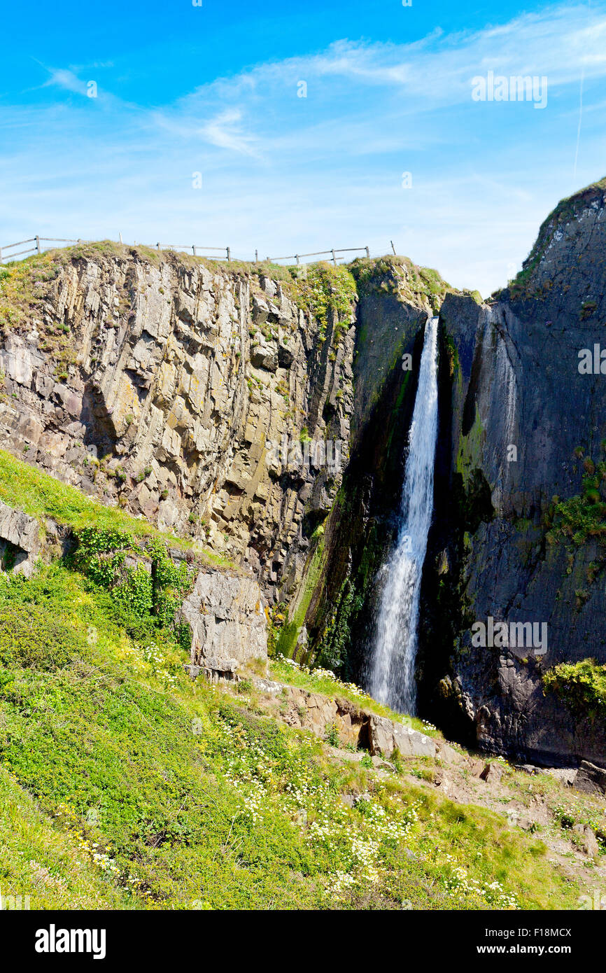 Lungo la costa sud occidentale il percorso passa il drammatico Spekes Mill bocca cascata, North Devon, Inghilterra, Regno Unito Foto Stock