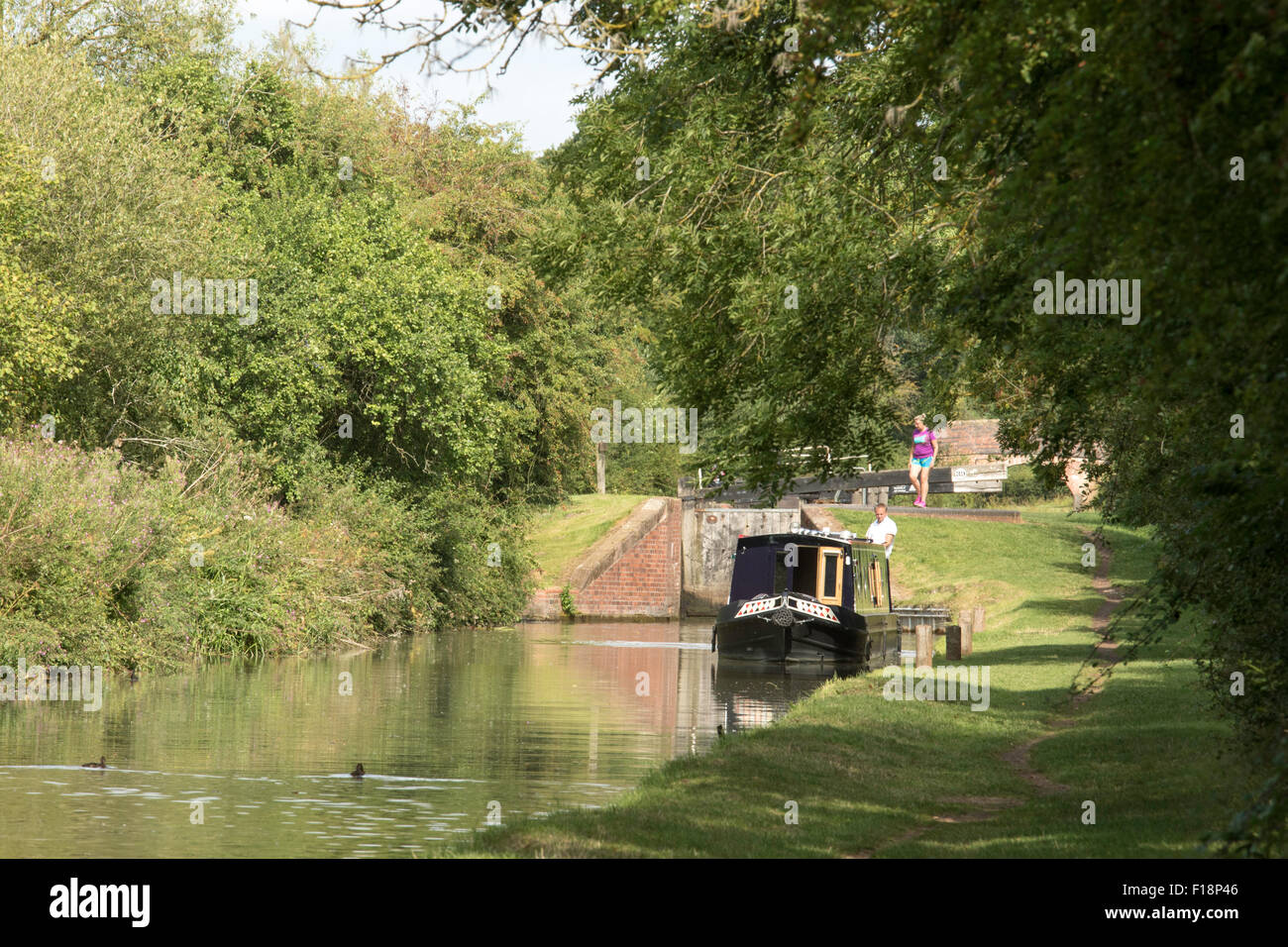 Narrowboat ormeggiato sul Stratford upon Avon Canal, Warwickshire, Inghilterra, Regno Unito Foto Stock