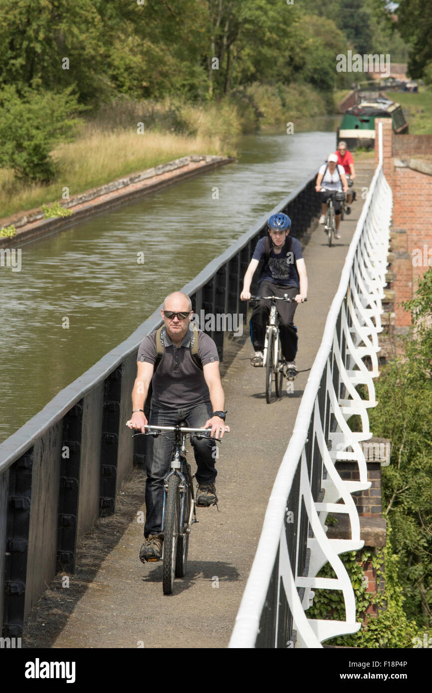 Escursioni in bicicletta attraverso acquedotto Edstone in Stratford upon Avon Canal, Warwickshire, Inghilterra, Regno Unito Foto Stock