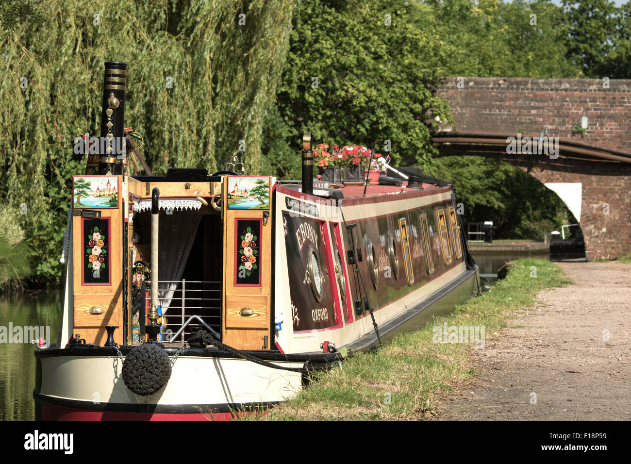Narrowboat ormeggiato sul Stratford upon Avon Canal a Lapworth, Warwickshire, Inghilterra, Regno Unito Foto Stock