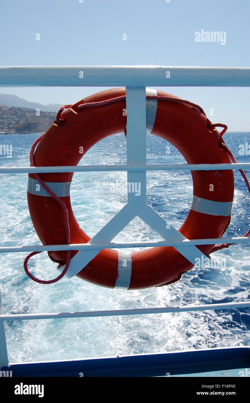 Un lifebelt su un traghetto di lasciare la città di Hora Sfakion Creta Grecia Foto Stock