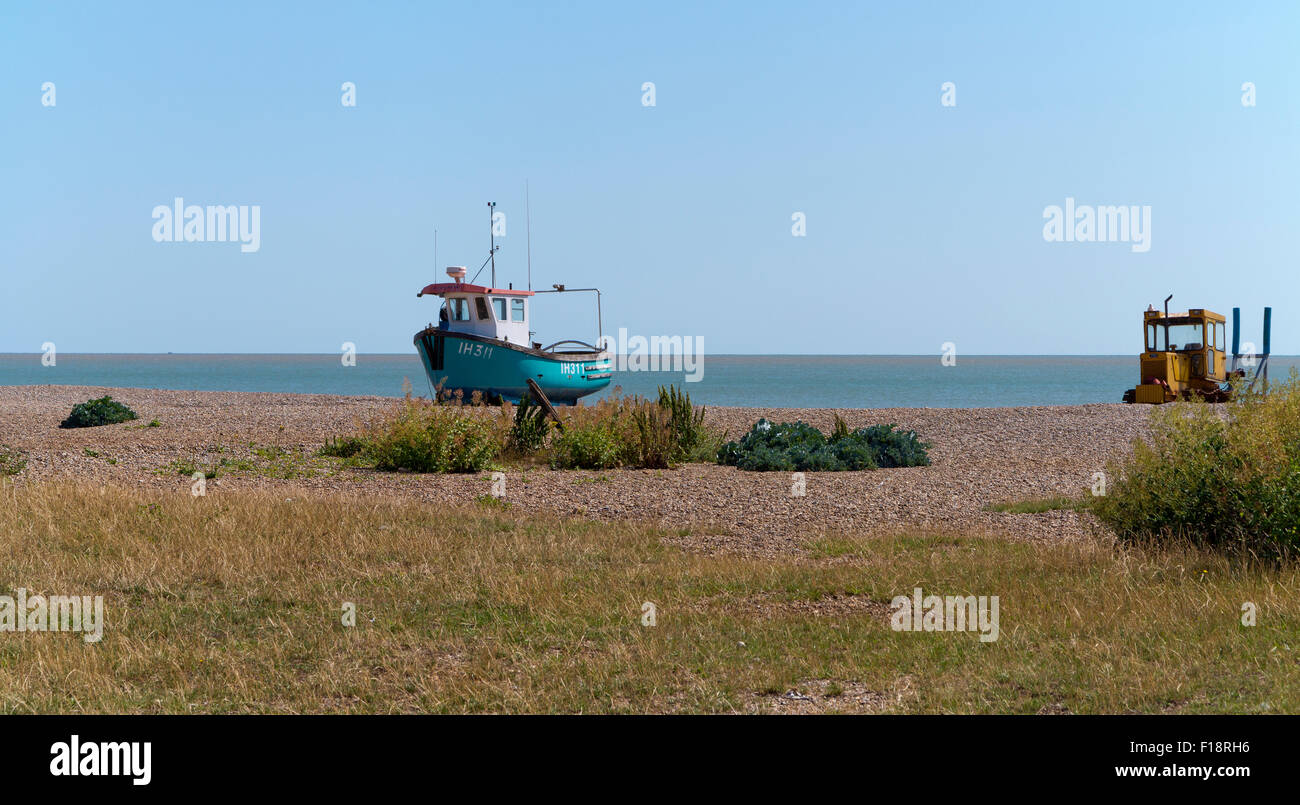 Barca da pesca su una spiaggia di Suffolk Foto Stock