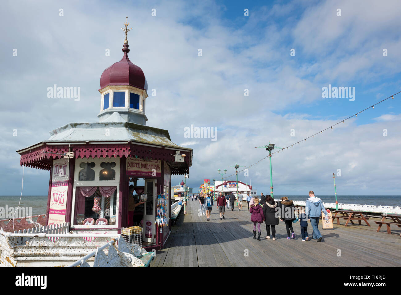 I turisti passeggiano lungo North Pier di Blackpool, Lancashire Foto Stock