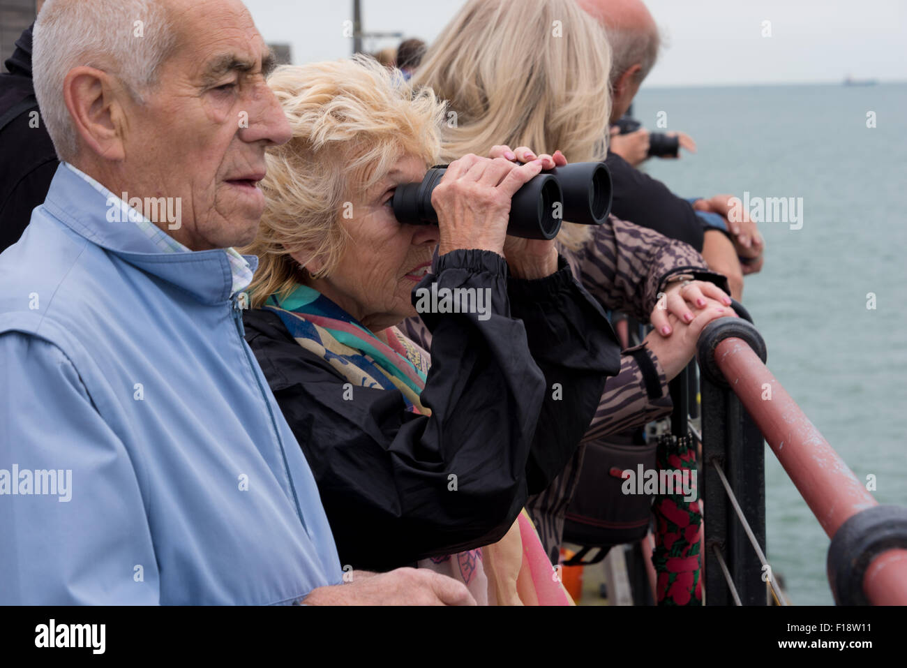 Southend, Essex, Regno Unito. Il 30 agosto, 2015. Gli spettatori presso la testa del molo di Southend, guardando la cinquantaduesima Thames Barge corrispondono a credito: Terence Mendoza/Alamy Live News Foto Stock