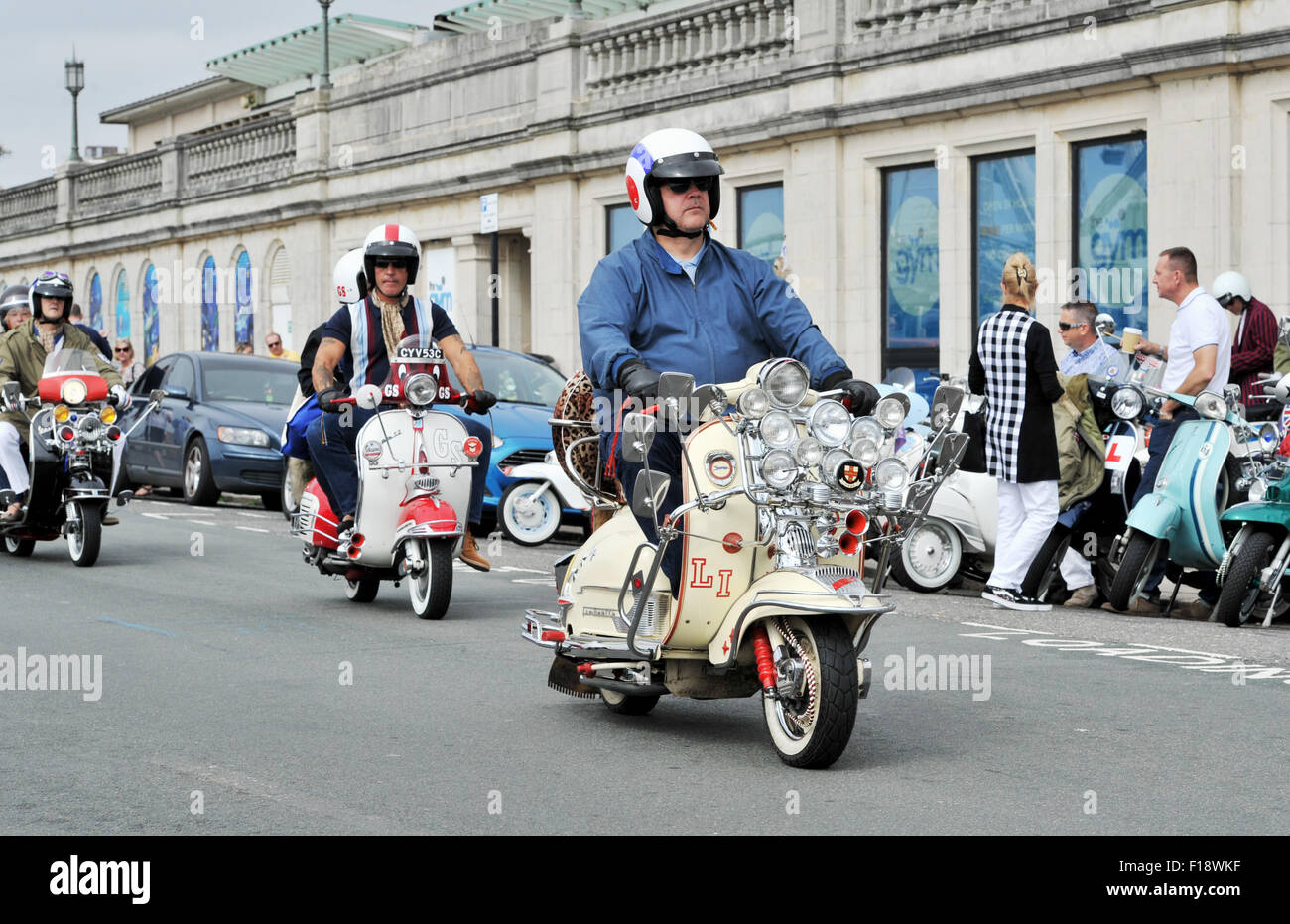 Brighton, Regno Unito. Il 30 agosto, 2015. Migliaia di Mods con i loro scooter discendere su di Brighton per l annuale Mod Weekender evento che è una 3 giorni di celebrazione dei loro veicoli , moda e gli anni Sessanta del Novecento Foto Stock