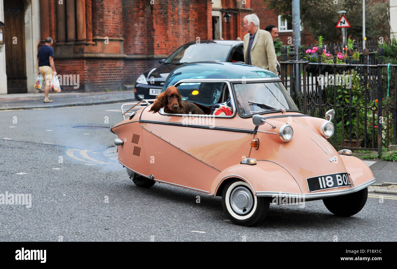 Brighton, Regno Unito. Il 30 agosto, 2015. Questo Mod scambia il suo scooter per un vecchio tre ruote auto messerschmitt e dà il suo cane un ascensore durante l annuale Mod Weekender evento in Brighton che è una vera e propria celebrazione del loro veicoli , la moda e gli anni sessanta detenute nel corso di 3 giorni in questo fine settimana Credito: Simon Dack/Alamy Live News Foto Stock