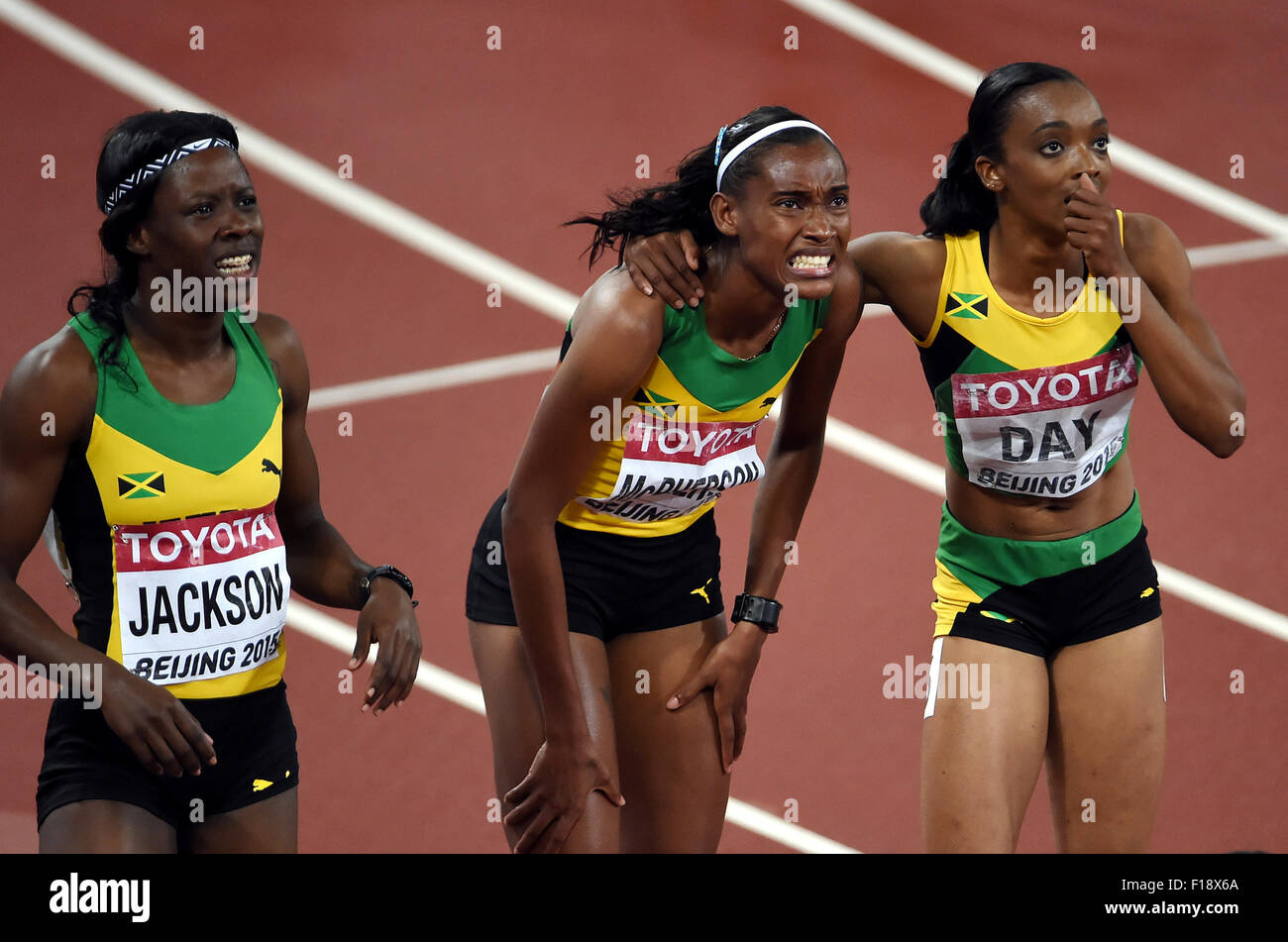 (150830) -- Pechino, il 30 agosto 2015 (Xinhua) -- la Giamaica nella Stephenie Ann McPherson, Christine Giorno (R) e Shericka Jackson (L) verificare il tempo durante la donna 4x400m finale al 2015 mondiali IAAF Champships presso la "Bird's Nest' dello Stadio Nazionale di Pechino, capitale della Cina, il 30 agosto 2015. (Xinhua/Wang Haofei) Foto Stock