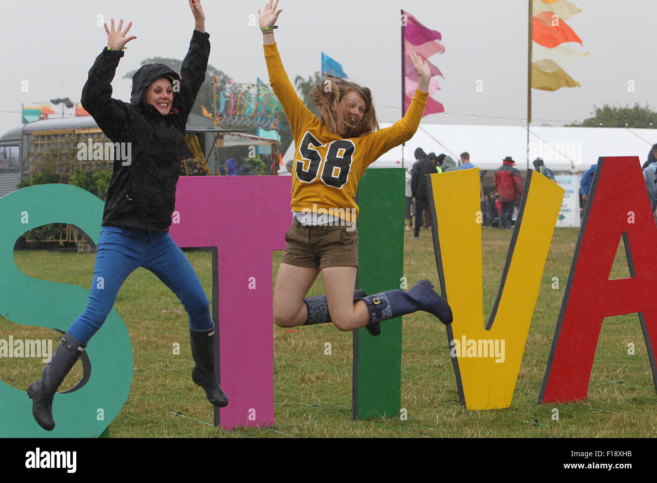 Kingham, Oxfordshire, Regno Unito, domenica 30 agosto 2015. Sorridere nonostante il fatto di essere imbevuto - visitatori al Big Feastival cibo e musica festival organizzato dallo chef Jamie Oliver e sfumare con il bassista Alex James su James' farm in Oxfordshire erano determinati a divertirsi nonostante la pioggia. Immagine: Ric Mellis 30/08/2015 Kingham, Oxfordshire, Regno Unito catchline: Feastival Domenica Credito: Ric Mellis/Alamy Live News Foto Stock