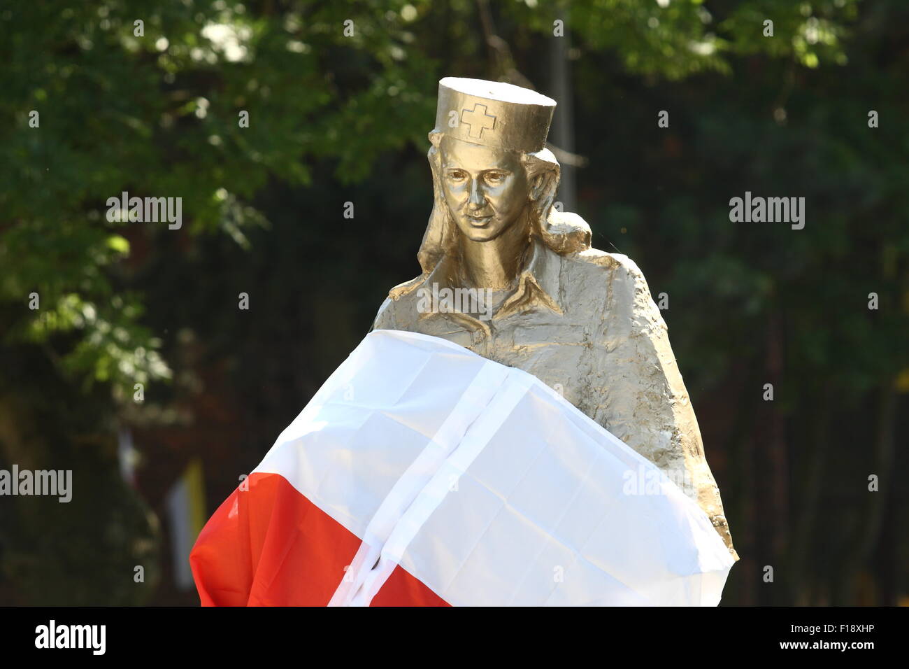 Gdansk, Polonia 30th, Agosto 2015 Inaugurazione dell'Danuta Sledzikowna "Inka" cerimonia monumento , il leggendario infermiere di AK . InkaÕs corpo è stato trovato in una fossa comune al Cimitero Militare di Gdansk e identificate all'inizio del 2015. Credito: Michal Fludra/Alamy Live News Foto Stock