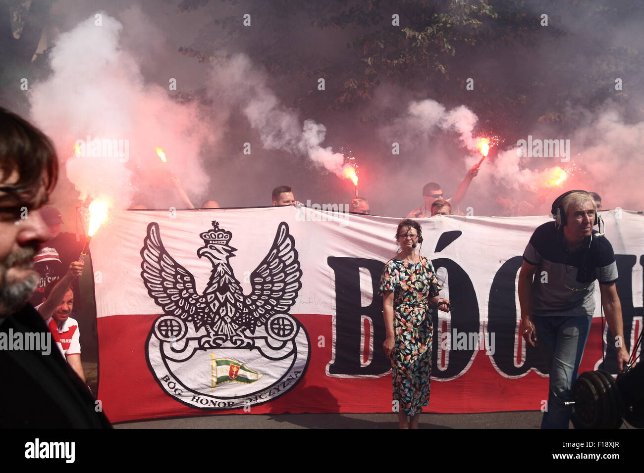 Gdansk, Polonia 30th, Agosto 2015 Lechia Gdansk gli appassionati di calcio di frequentare lo scoprimento della Danuta Sledzikowna "Inka' monumento, il leggendario infermiere di AK . InkaÕs corpo è stato trovato in una fossa comune al Cimitero Militare di Gdansk e identificate all'inizio del 2015. Credito: Michal Fludra/Alamy Live News Foto Stock