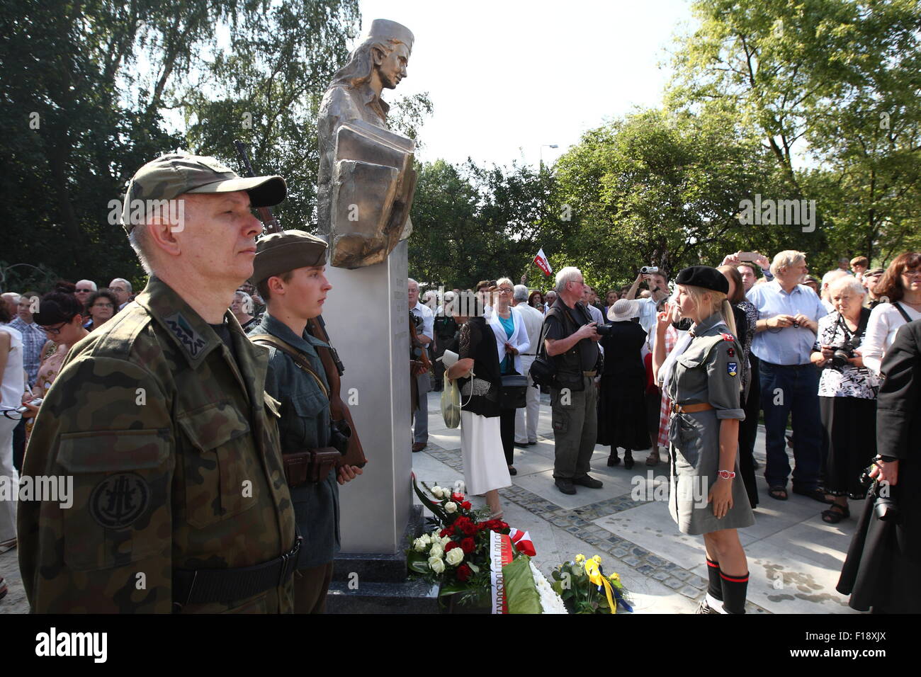 Gdansk, Polonia 30th, Agosto 2015 Inaugurazione dell'Danuta Sledzikowna "Inka" cerimonia monumento , il leggendario infermiere di AK . InkaÕs corpo è stato trovato in una fossa comune al Cimitero Militare di Gdansk e identificate all'inizio del 2015. Credito: Michal Fludra/Alamy Live News Foto Stock