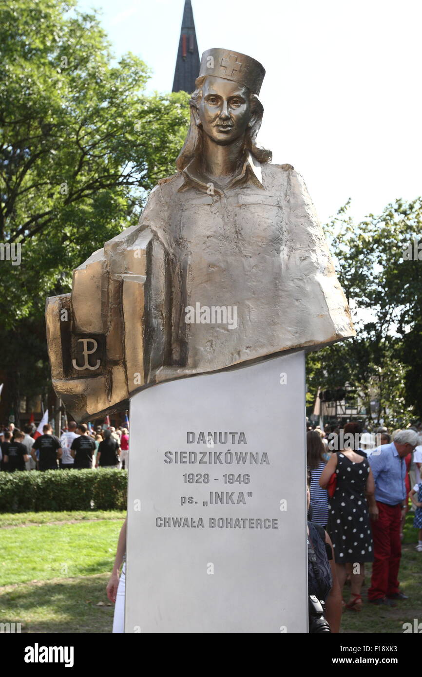 Gdansk, Polonia 30th, Agosto 2015 Inaugurazione dell'Danuta Sledzikowna "Inka" cerimonia monumento , il leggendario infermiere di AK . InkaÕs corpo è stato trovato in una fossa comune al Cimitero Militare di Gdansk e identificate all'inizio del 2015. Credito: Michal Fludra/Alamy Live News Foto Stock