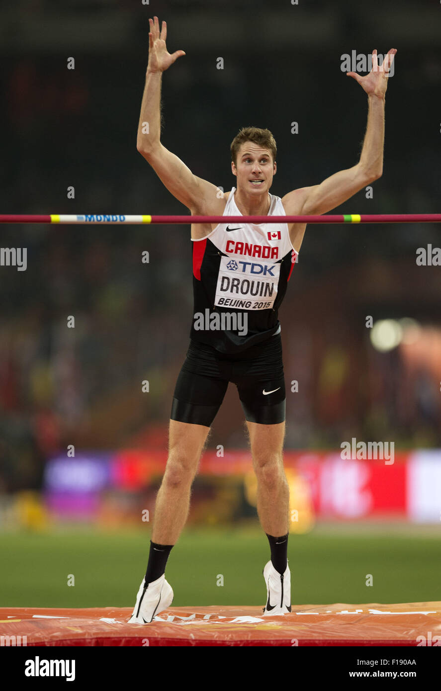 (150830) -- Pechino, il 30 agosto 2015 (Xinhua) -- Canada Derek Drouin celebra durante gli uomini salto in alto finale al 2015 mondiali IAAF Champships presso la "Bird's Nest' dello Stadio Nazionale di Pechino, capitale della Cina, il 30 agosto 2015. (Xinhua/Fei Maohua) Foto Stock