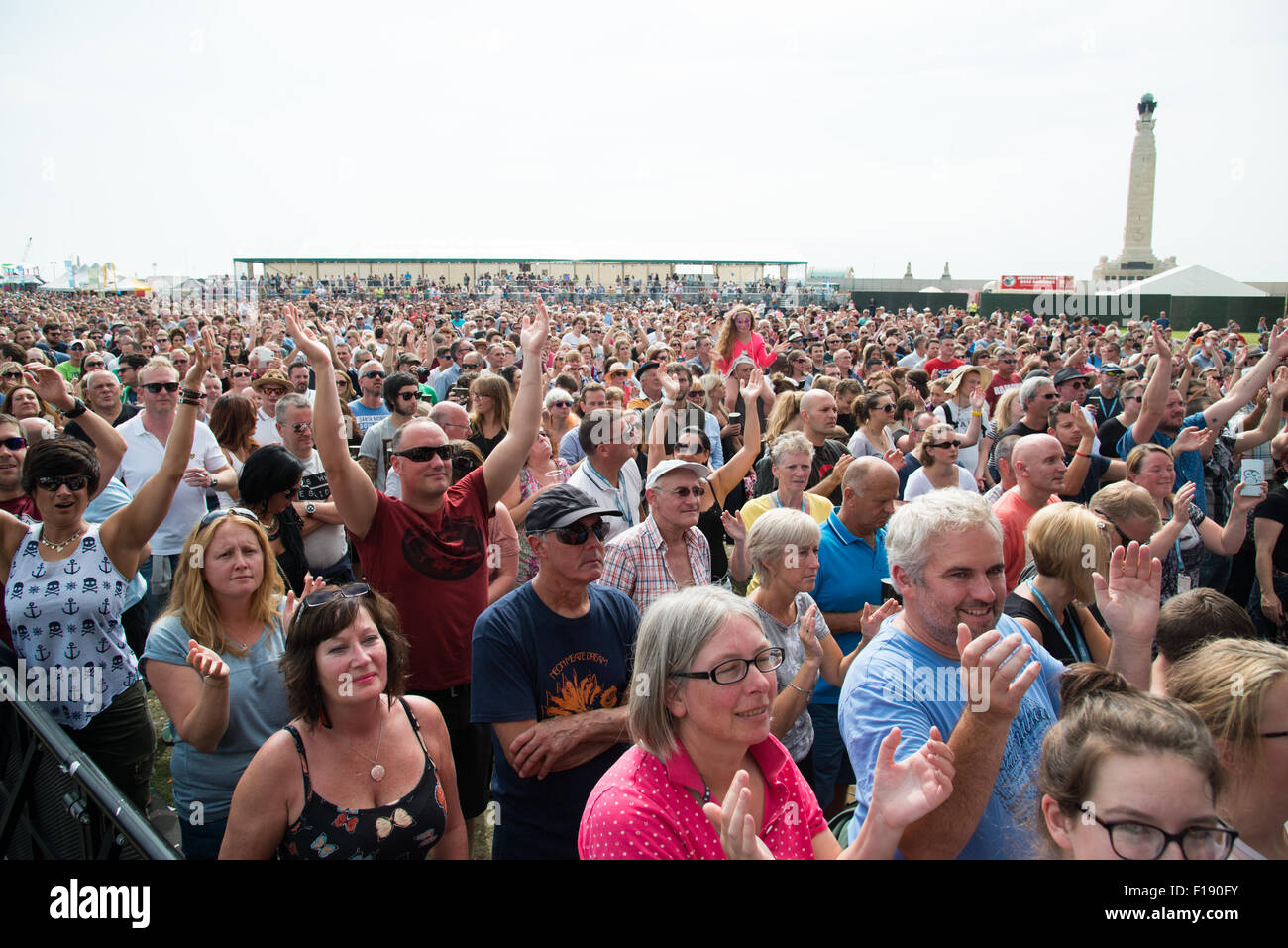 Portsmouth, Regno Unito. Il 29 agosto 2015. Vittorioso Festival - Sabato. Grandi folle si riuniranno presso la stadio comune presso il Festival di Vittoriosa, a guardare il Texas, come caldo clima soleggiato appare. Foto Stock