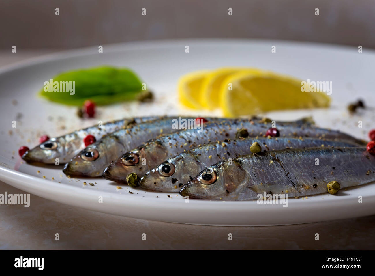 Fresh spratto pesce, il fuoco selettivo. Cibo sano, la dieta o il concetto di cucina a vista Foto Stock