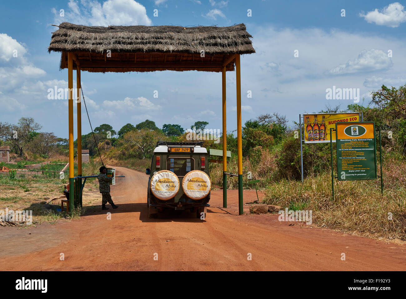 Safari 4x4 auto presso il cancello di Murchison Falls National Park, Uganda, Africa Foto Stock