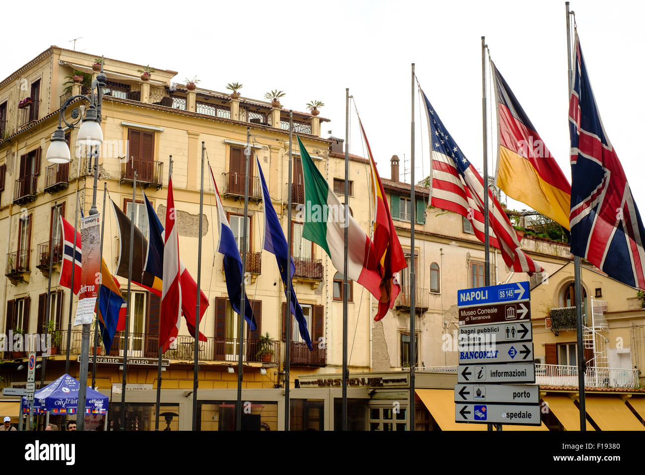 Più flag lungo la strada a Sorrento, Italia Foto Stock