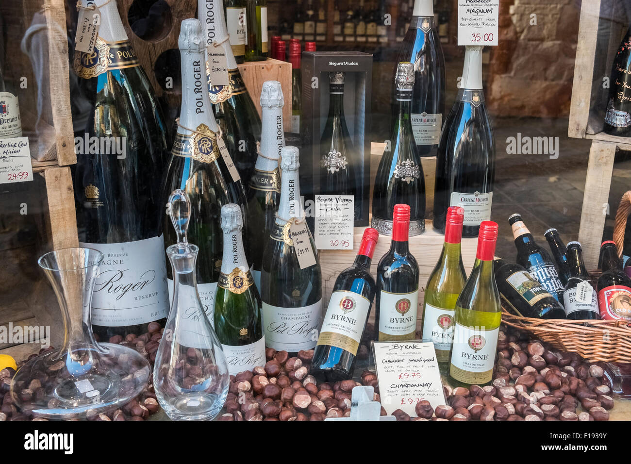 Esposizione in vetrina di bottiglie di champagne e vini Foto stock - Alamy