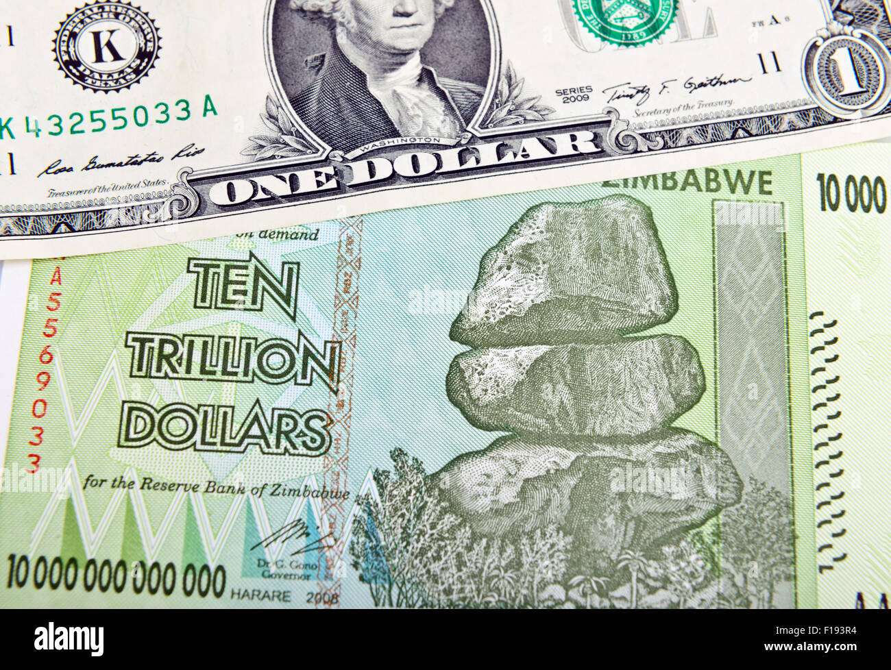 Zimbabwe dieci trilioni di dollari bill e un dollaro statunitense. Il concetto di inflazione Foto Stock